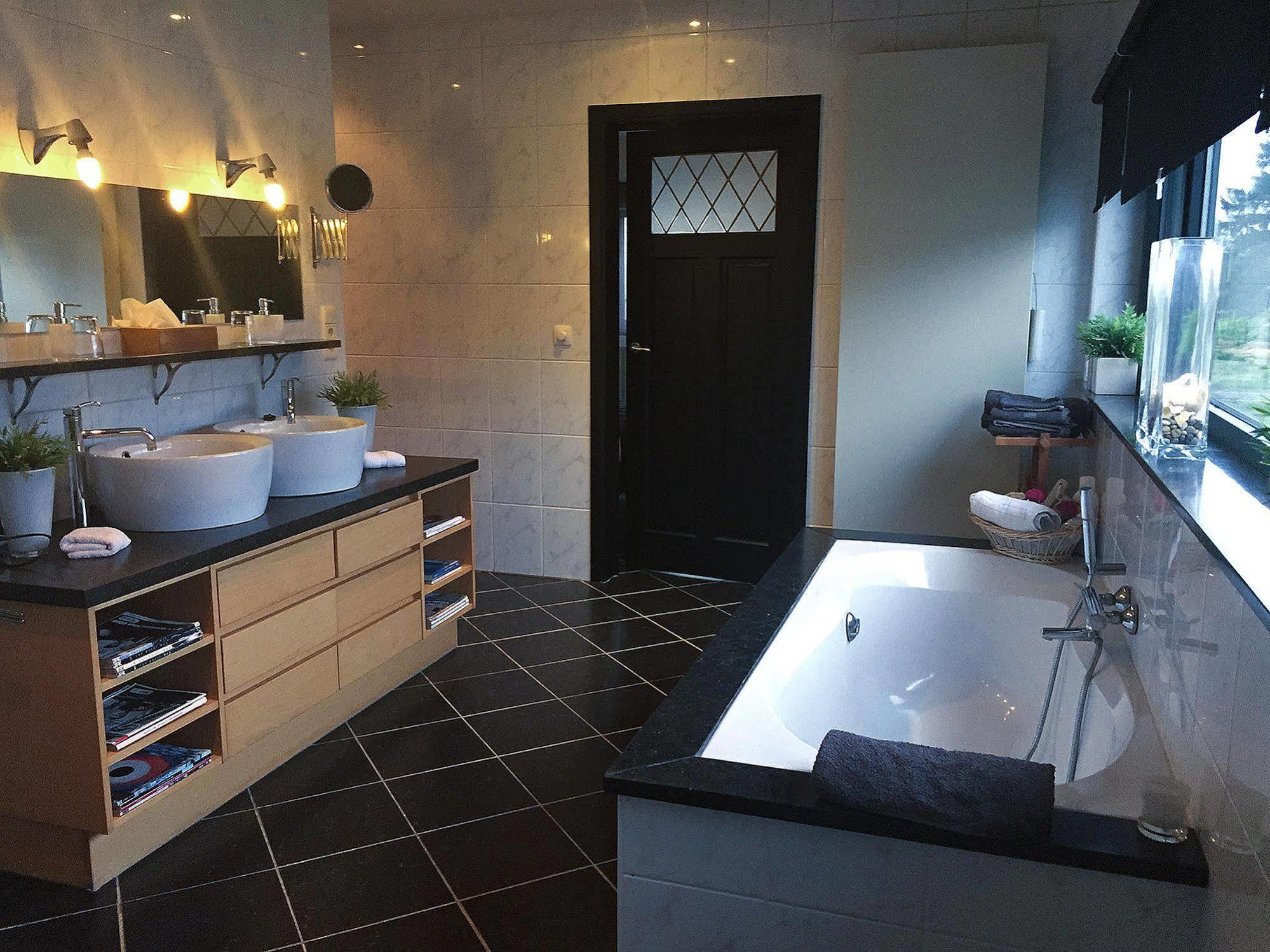 B&B Montenakerhof Riemst Bagian luar foto